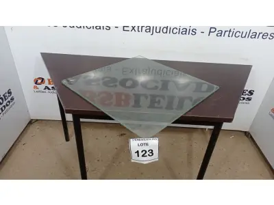 LOTE 123 - 01 VIDRO QUADRADO 0,57CM X 0,57CM COM AVARIAS. (NO ESTADO EM QUE SE ENCONTRA. SUJEITO A AVARIAS OCULTAS/VISÍVEIS.)