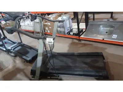LOTE 380 - 01 ESTEIRA ERGOMÉTRICA MARCA REEBOK. (NO ESTADO) ATENÇÃO! FAZER A VISITAÇÃO ANTES DE ARREMATAR, NÃO SABEMOS SE FUNCIONA, LEILÃO NÃO TEM GARANTIA E NEM DEVOLUÇÃO, SUJEITO A POSSÍVEIS AVARIAS VISÍVEIS/OCULTAS E/OU AUSÊNCIA DE COMPONENTES.