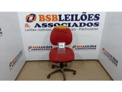 LOTE 119 - 01 CADEIRA GIRATÓRIA PARA ESCRITÓRIO NA COR VERMELHA. (NO ESTADO EM QUE SE ENCONTRA. SUJEITO A AVARIAS OCULTAS/VISÍVEIS.)  