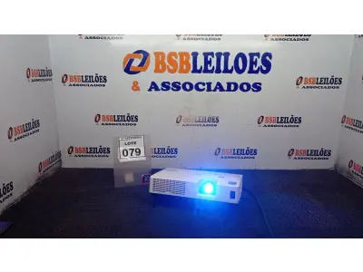 LOTE 079 - 01 PROJETOR MARCA HITACHI. (NO ESTADO) ATENÇÃO! FAZER A VISITAÇÃO ANTES DE ARREMATAR, NÃO SABEMOS SE FUNCIONA, LEILÃO NÃO TEM GARANTIA E NEM DEVOLUÇÃO, SUJEITO A POSSÍVEIS AVARIAS VISÍVEIS/OCULTAS E/OU AUSÊNCIA DE COMPONENTES.