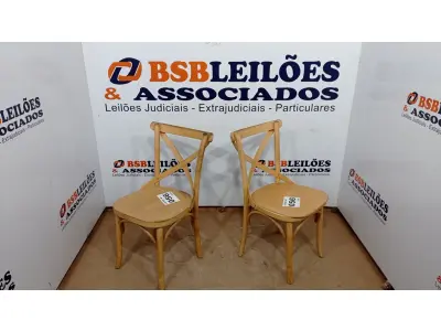 LOTE 056 - 02  CADEIRAS DE MADEIRA (NO ESTADO, NÃO SABEMOS SE FUNCIONA. LEILÃO NÃO TEM GARANTIA E NEM DEVOLUÇÃO, SUJEITO A POSSÍVEIS AVARIAS VISÍVEIS/OCULTAS E/OU AUSÊNCIA DE COMPONENTES)