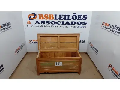 LOTE 084 - 01 BAÚ BANCO MADEIRA DEMOLIÇÃO 1MT (NO ESTADO, NÃO SABEMOS SE FUNCIONA. LEILÃO NÃO TEM GARANTIA E NEM DEVOLUÇÃO, SUJEITO A POSSÍVEIS AVARIAS VISÍVEIS/OCULTAS E/OU AUSÊNCIA DE COMPONENTES)