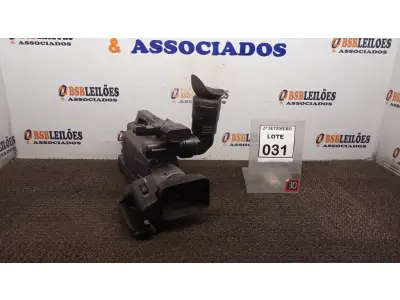 LOTE 031 - 01 FILMADORA PROFISSIONAL MARCA PANASONIC. (NO ESTADO) ATENÇÃO! FAZER A VISITAÇÃO ANTES DE ARREMATAR, NÃO SABEMOS SE FUNCIONA, LEILÃO NÃO TEM GARANTIA E NEM DEVOLUÇÃO, SUJEITO A POSSÍVEIS AVARIAS VISÍVEIS/OCULTAS E/OU AUSÊNCIA DE COMPONENTES.