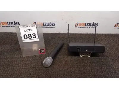 LOTE 083 - 01 MICROFONE COM RECEPTOR. (NO ESTADO) ATENÇÃO! FAZER A VISITAÇÃO ANTES DE ARREMATAR, NÃO SABEMOS SE FUNCIONA, LEILÃO NÃO TEM GARANTIA E NEM DEVOLUÇÃO, SUJEITO A POSSÍVEIS AVARIAS VISÍVEIS/OCULTAS E/OU AUSÊNCIA DE COMPONENTES.