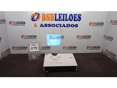 LOTE 079 - 01 PROJETOR MARCA HITACHI. (NO ESTADO) ATENÇÃO! FAZER A VISITAÇÃO ANTES DE ARREMATAR, NÃO SABEMOS SE FUNCIONA, LEILÃO NÃO TEM GARANTIA E NEM DEVOLUÇÃO, SUJEITO A POSSÍVEIS AVARIAS VISÍVEIS/OCULTAS E/OU AUSÊNCIA DE COMPONENTES.
