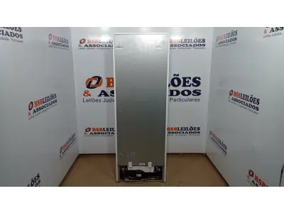 LOTE 025 - 01 GELADEIRA DUPLEX 294L CYCLE DEFROST BRANCA MIDEA - 220 VOLTS (NO ESTADO, NÃO SABEMOS SE FUNCIONA. LEILÃO NÃO TEM GARANTIA E NEM DEVOLUÇÃO, SUJEITO A POSSÍVEIS AVARIAS VISÍVEIS/OCULTAS E/OU AUSÊNCIA DE COMPONENTES)