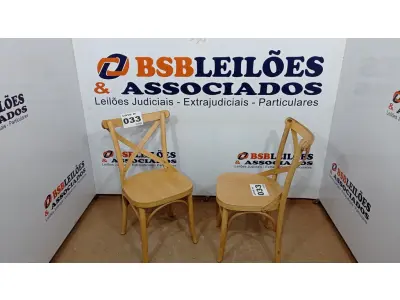 LOTE 033 - 02  CADEIRAS DE MADEIRA (NO ESTADO, NÃO SABEMOS SE FUNCIONA. LEILÃO NÃO TEM GARANTIA E NEM DEVOLUÇÃO, SUJEITO A POSSÍVEIS AVARIAS VISÍVEIS/OCULTAS E/OU AUSÊNCIA DE COMPONENTES)
