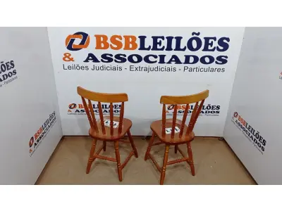 LOTE 111 - 02 CADEIRAS DE MADEIRA (NO ESTADO, NÃO SABEMOS SE FUNCIONA. LEILÃO NÃO TEM GARANTIA E NEM DEVOLUÇÃO, SUJEITO A POSSÍVEIS AVARIAS VISÍVEIS/OCULTAS E/OU AUSÊNCIA DE COMPONENTES)