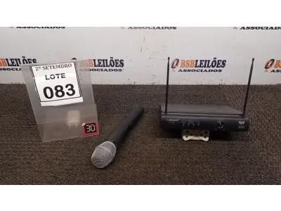 LOTE 083 - 01 MICROFONE COM RECEPTOR. (NO ESTADO) ATENÇÃO! FAZER A VISITAÇÃO ANTES DE ARREMATAR, NÃO SABEMOS SE FUNCIONA, LEILÃO NÃO TEM GARANTIA E NEM DEVOLUÇÃO, SUJEITO A POSSÍVEIS AVARIAS VISÍVEIS/OCULTAS E/OU AUSÊNCIA DE COMPONENTES.