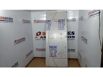 LOTE 078 - 01 PORTA MGM MELAMINICA DECORATIVA 210X80CM (NO ESTADO, NÃO SABEMOS SE FUNCIONA. LEILÃO NÃO TEM GARANTIA E NEM DEVOLUÇÃO, SUJEITO A POSSÍVEIS AVARIAS VISÍVEIS/OCULTAS E/OU AUSÊNCIA DE COMPONENTES)