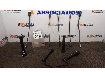 LOTE 016 - 05 MICROFONES DE MESA E 02 LANTERNAS. (NO ESTADO) ATENÇÃO! FAZER A VISITAÇÃO ANTES DE ARREMATAR, NÃO SABEMOS SE FUNCIONA, LEILÃO NÃO TEM GARANTIA E NEM DEVOLUÇÃO, SUJEITO A POSSÍVEIS AVARIAS VISÍVEIS/OCULTAS E/OU AUSÊNCIA DE COMPONENTES.
