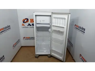 LOTE 005 - 01  GELADEIRA ESMALTEC 245L CYCLE DEFROST INVERTER ROC31 PRO - 220VOLTS (NO ESTADO, NÃO SABEMOS SE FUNCIONA. LEILÃO NÃO TEM GARANTIA E NEM DEVOLUÇÃO, SUJEITO A POSSÍVEIS AVARIAS VISÍVEIS/OCULTAS E/OU AUSÊNCIA DE COMPONENTES)