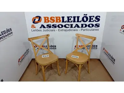 LOTE 056 - 02  CADEIRAS DE MADEIRA (NO ESTADO, NÃO SABEMOS SE FUNCIONA. LEILÃO NÃO TEM GARANTIA E NEM DEVOLUÇÃO, SUJEITO A POSSÍVEIS AVARIAS VISÍVEIS/OCULTAS E/OU AUSÊNCIA DE COMPONENTES)