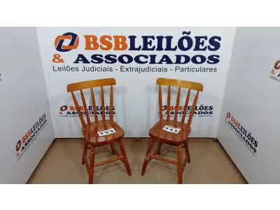 LOTE 111 - 02 CADEIRAS DE MADEIRA (NO ESTADO, NÃO SABEMOS SE FUNCIONA. LEILÃO NÃO TEM GARANTIA E NEM DEVOLUÇÃO, SUJEITO A POSSÍVEIS AVARIAS VISÍVEIS/OCULTAS E/OU AUSÊNCIA DE COMPONENTES)
