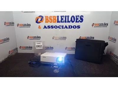 LOTE 062 - 01 PROJETOR MARCA BENQ COM CABOS E BOLSA. (NO ESTADO) ATENÇÃO! FAZER A VISITAÇÃO ANTES DE ARREMATAR, NÃO SABEMOS SE FUNCIONA, LEILÃO NÃO TEM GARANTIA E NEM DEVOLUÇÃO, SUJEITO A POSSÍVEIS AVARIAS VISÍVEIS/OCULTAS E/OU AUSÊNCIA DE COMPONENTES.