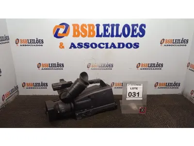 LOTE 031 - 01 FILMADORA PROFISSIONAL MARCA PANASONIC. (NO ESTADO) ATENÇÃO! FAZER A VISITAÇÃO ANTES DE ARREMATAR, NÃO SABEMOS SE FUNCIONA, LEILÃO NÃO TEM GARANTIA E NEM DEVOLUÇÃO, SUJEITO A POSSÍVEIS AVARIAS VISÍVEIS/OCULTAS E/OU AUSÊNCIA DE COMPONENTES.
