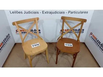 LOTE 109 - 02  CADEIRAS DE MADEIRA (NO ESTADO, NÃO SABEMOS SE FUNCIONA. LEILÃO NÃO TEM GARANTIA E NEM DEVOLUÇÃO, SUJEITO A POSSÍVEIS AVARIAS VISÍVEIS/OCULTAS E/OU AUSÊNCIA DE COMPONENTES)