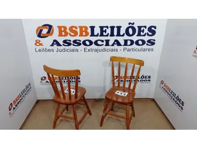 LOTE 111 - 02 CADEIRAS DE MADEIRA (NO ESTADO, NÃO SABEMOS SE FUNCIONA. LEILÃO NÃO TEM GARANTIA E NEM DEVOLUÇÃO, SUJEITO A POSSÍVEIS AVARIAS VISÍVEIS/OCULTAS E/OU AUSÊNCIA DE COMPONENTES)