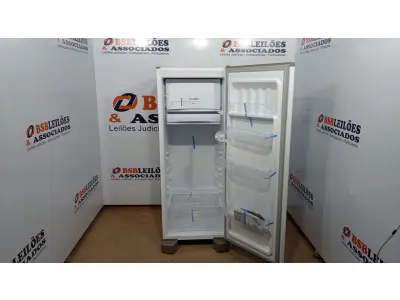 LOTE 017 - 01  GELADEIRA ESMALTEC 245L CYCLE DEFROST INVERTER ROC31 PRO - 220VOLTS (NO ESTADO, NÃO SABEMOS SE FUNCIONA. LEILÃO NÃO TEM GARANTIA E NEM DEVOLUÇÃO, SUJEITO A POSSÍVEIS AVARIAS VISÍVEIS/OCULTAS E/OU AUSÊNCIA DE COMPONENTES)