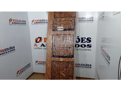 LOTE 039 - 01  PORTA DE MADEIRA 210X72CM ESPESSURA 3,5CM MSO EUCAPLAC FRISADA ELEGANCE EUCATEX (NO ESTADO, NÃO SABEMOS SE FUNCIONA. LEILÃO NÃO TEM GARANTIA E NEM DEVOLUÇÃO, SUJEITO A POSSÍVEIS AVARIAS VISÍVEIS/OCULTAS E/OU AUSÊNCIA DE COMPONENTES)