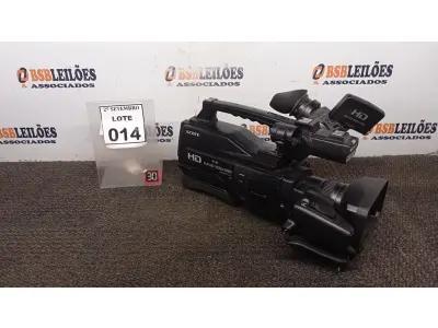 LOTE 014 - 01 FILMADORA PROFISSIONAL FULL HD 1920 X 1080 MARCA SONY. (NO ESTADO) ATENÇÃO! FAZER A VISITAÇÃO ANTES DE ARREMATAR, NÃO SABEMOS SE FUNCIONA, LEILÃO NÃO TEM GARANTIA E NEM DEVOLUÇÃO, SUJEITO A POSSÍVEIS AVARIAS VISÍVEIS/OCULTAS E/OU AUSÊNCIA DE COMPONENTES.