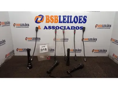 LOTE 016 - 05 MICROFONES DE MESA E 02 LANTERNAS. (NO ESTADO) ATENÇÃO! FAZER A VISITAÇÃO ANTES DE ARREMATAR, NÃO SABEMOS SE FUNCIONA, LEILÃO NÃO TEM GARANTIA E NEM DEVOLUÇÃO, SUJEITO A POSSÍVEIS AVARIAS VISÍVEIS/OCULTAS E/OU AUSÊNCIA DE COMPONENTES.