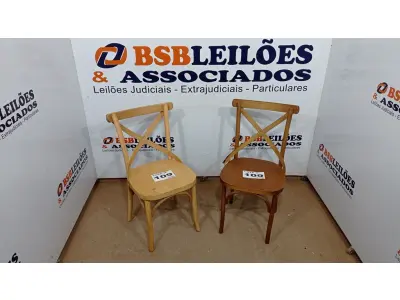 LOTE 109 - 02  CADEIRAS DE MADEIRA (NO ESTADO, NÃO SABEMOS SE FUNCIONA. LEILÃO NÃO TEM GARANTIA E NEM DEVOLUÇÃO, SUJEITO A POSSÍVEIS AVARIAS VISÍVEIS/OCULTAS E/OU AUSÊNCIA DE COMPONENTES)