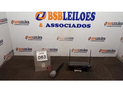 LOTE 083 - 01 MICROFONE COM RECEPTOR. (NO ESTADO) ATENÇÃO! FAZER A VISITAÇÃO ANTES DE ARREMATAR, NÃO SABEMOS SE FUNCIONA, LEILÃO NÃO TEM GARANTIA E NEM DEVOLUÇÃO, SUJEITO A POSSÍVEIS AVARIAS VISÍVEIS/OCULTAS E/OU AUSÊNCIA DE COMPONENTES.