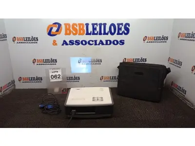 LOTE 062 - 01 PROJETOR MARCA BENQ COM CABOS E BOLSA. (NO ESTADO) ATENÇÃO! FAZER A VISITAÇÃO ANTES DE ARREMATAR, NÃO SABEMOS SE FUNCIONA, LEILÃO NÃO TEM GARANTIA E NEM DEVOLUÇÃO, SUJEITO A POSSÍVEIS AVARIAS VISÍVEIS/OCULTAS E/OU AUSÊNCIA DE COMPONENTES.
