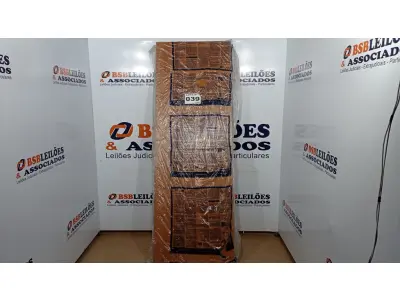 LOTE 039 - 01  PORTA DE MADEIRA 210X72CM ESPESSURA 3,5CM MSO EUCAPLAC FRISADA ELEGANCE EUCATEX (NO ESTADO, NÃO SABEMOS SE FUNCIONA. LEILÃO NÃO TEM GARANTIA E NEM DEVOLUÇÃO, SUJEITO A POSSÍVEIS AVARIAS VISÍVEIS/OCULTAS E/OU AUSÊNCIA DE COMPONENTES)