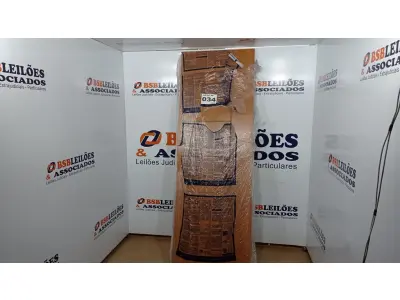 LOTE 034 - 01 PORTA DE MADEIRA 210X72CM ESPESSURA 3,5CM MSO EUCAPLAC FRISADA ELEGANCE EUCATEX (NO ESTADO, NÃO SABEMOS SE FUNCIONA. LEILÃO NÃO TEM GARANTIA E NEM DEVOLUÇÃO, SUJEITO A POSSÍVEIS AVARIAS VISÍVEIS/OCULTAS E/OU AUSÊNCIA DE COMPONENTES)