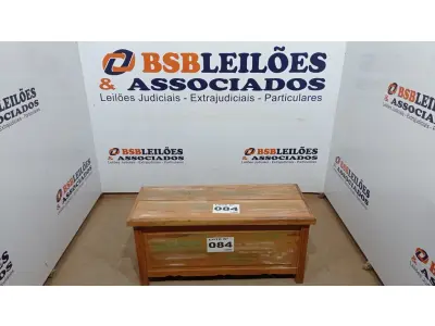 LOTE 084 - 01 BAÚ BANCO MADEIRA DEMOLIÇÃO 1MT (NO ESTADO, NÃO SABEMOS SE FUNCIONA. LEILÃO NÃO TEM GARANTIA E NEM DEVOLUÇÃO, SUJEITO A POSSÍVEIS AVARIAS VISÍVEIS/OCULTAS E/OU AUSÊNCIA DE COMPONENTES)