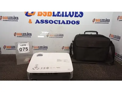 LOTE 075 - 01 PROJETOR MARCA NEC. (NO ESTADO) ATENÇÃO! FAZER A VISITAÇÃO ANTES DE ARREMATAR, NÃO SABEMOS SE FUNCIONA, LEILÃO NÃO TEM GARANTIA E NEM DEVOLUÇÃO, SUJEITO A POSSÍVEIS AVARIAS VISÍVEIS/OCULTAS E/OU AUSÊNCIA DE COMPONENTES.