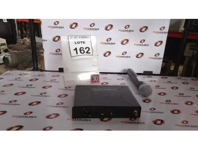 LOTE 162 - 01 MICROFONE COM RECEPTOR. (NO ESTADO) ATENÇÃO! FAZER A VISITAÇÃO ANTES DE ARREMATAR, NÃO SABEMOS SE FUNCIONA, LEILÃO NÃO TEM GARANTIA E NEM DEVOLUÇÃO, SUJEITO A POSSÍVEIS AVARIAS VISÍVEIS/OCULTAS E/OU AUSÊNCIA DE COMPONENTES.