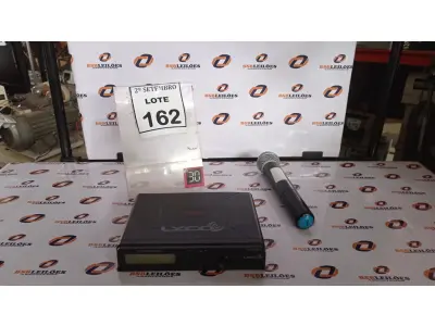 LOTE 162 - 01 MICROFONE COM RECEPTOR. (NO ESTADO) ATENÇÃO! FAZER A VISITAÇÃO ANTES DE ARREMATAR, NÃO SABEMOS SE FUNCIONA, LEILÃO NÃO TEM GARANTIA E NEM DEVOLUÇÃO, SUJEITO A POSSÍVEIS AVARIAS VISÍVEIS/OCULTAS E/OU AUSÊNCIA DE COMPONENTES.