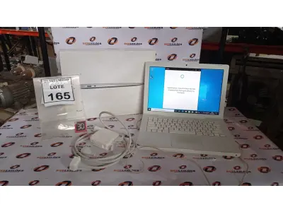 LOTE 165 - 01 MACBOOK AIR COM CARREGADOR. (NO ESTADO) ATENÇÃO! FAZER A VISITAÇÃO ANTES DE ARREMATAR, NÃO SABEMOS SE FUNCIONA, LEILÃO NÃO TEM GARANTIA E NEM DEVOLUÇÃO, SUJEITO A POSSÍVEIS AVARIAS VISÍVEIS/OCULTAS E/OU AUSÊNCIA DE COMPONENTES.
