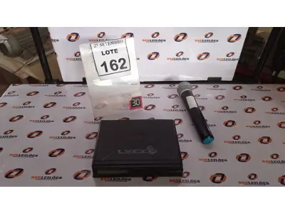 LOTE 162 - 01 MICROFONE COM RECEPTOR. (NO ESTADO) ATENÇÃO! FAZER A VISITAÇÃO ANTES DE ARREMATAR, NÃO SABEMOS SE FUNCIONA, LEILÃO NÃO TEM GARANTIA E NEM DEVOLUÇÃO, SUJEITO A POSSÍVEIS AVARIAS VISÍVEIS/OCULTAS E/OU AUSÊNCIA DE COMPONENTES.