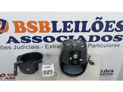 LOTE 025 - 01 AIR FRYER MARCA ELECTROLUX. (NO ESTADO) ATENÇÃO! FAZER A VISITAÇÃO ANTES DE ARREMATAR, NÃO SABEMOS SE FUNCIONA, LEILÃO NÃO TEM GARANTIA E NEM DEVOLUÇÃO, SUJEITO A POSSÍVEIS AVARIAS VISÍVEIS/OCULTAS E/OU AUSÊNCIA DE COMPONENTES
