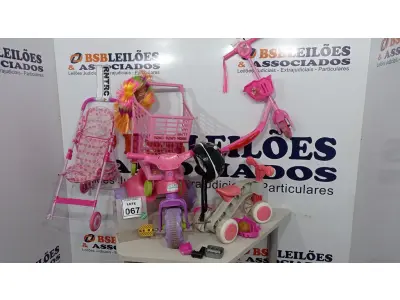 LOTE 067 - 02 TRICICLOS INFANTIS, 01 PATINETE INFANTIL E 02 CARRINHOS DE BONECA. (NO ESTADO) ATENÇÃO! FAZER A VISITAÇÃO ANTES DE ARREMATAR, NÃO SABEMOS SE FUNCIONA, LEILÃO NÃO TEM GARANTIA E NEM DEVOLUÇÃO, SUJEITO A POSSÍVEIS AVARIAS VISÍVEIS/OCULTAS E/OU AUSÊNCIA DE COMPONENTES.