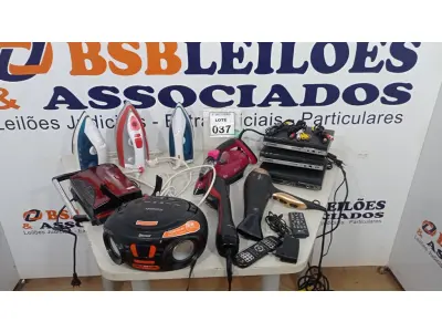 LOTE 037 - 03 APARELHOS DE DVD KARAOKÊ MARCA MONDIAL, 04 FERROS DE PASSAR, 01 RÁDIO MICRO SYSTEM MARCA MONDIAL, 01 SECADOR DE CABELO, 01 ESCOVA DE CABELO ELÉTRICA E 01 SANDUICHEIRA. (NO ESTADO) ATENÇÃO! FAZER A VISITAÇÃO ANTES DE ARREMATAR, NÃO SABEMOS SE FUNCIONA, LEILÃO NÃO TEM GARANTIA E NEM DEVOLUÇÃO, SUJEITO A POSSÍVEIS AVARIAS VISÍVEIS/OCULTAS E/OU AUSÊNCIA DE COMPONENTES.