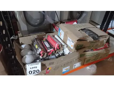 LOTE 020 - 01 LOTE COM GRANDE QUANTIDADE DE LÂMPADAS MARCAS E MODELOS DIVERSOS. (NO ESTADO) ATENÇÃO! FAZER A VISITAÇÃO ANTES DE ARREMATAR, NÃO SABEMOS SE FUNCIONA, LEILÃO NÃO TEM GARANTIA E NEM DEVOLUÇÃO, SUJEITO A POSSÍVEIS AVARIAS VISÍVEIS/OCULTAS E/OU AUSÊNCIA DE COMPONENTES.