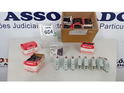 LOTE 054 - 01 LOTE COM VÁRIOS DISJUNTORES MARCAS DIVERSAS. (NO ESTADO) ATENÇÃO! FAZER A VISITAÇÃO ANTES DE ARREMATAR, NÃO SABEMOS SE FUNCIONA, LEILÃO NÃO TEM GARANTIA E NEM DEVOLUÇÃO, SUJEITO A POSSÍVEIS AVARIAS VISÍVEIS/OCULTAS E/OU AUSÊNCIA DE COMPONENTES.