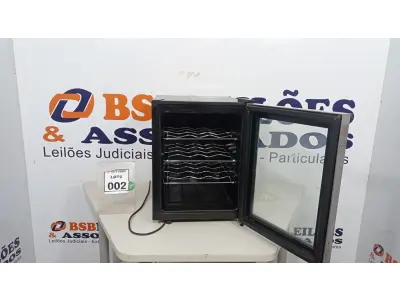 LOTE 002 - 01 CLIMATIZADOR TERMOMÉTRICO DE VINHO. (NO ESTADO) ATENÇÃO! FAZER A VISITAÇÃO ANTES DE ARREMATAR, NÃO SABEMOS SE FUNCIONA, LEILÃO NÃO TEM GARANTIA E NEM DEVOLUÇÃO, SUJEITO A POSSÍVEIS AVARIAS VISÍVEIS/OCULTAS E/OU AUSÊNCIA DE COMPONENTES.