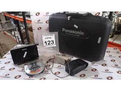 LOTE 123 - 01 CÂMERA FOTOGRÁFICA, 01 FILMADORA PANASONIC, 01 RÁDIO RELÓGIO MARCA SONY E 01 RADIO DISKMAN. (NO ESTADO) ATENÇÃO! FAZER A VISITAÇÃO ANTES DE ARREMATAR, NÃO SABEMOS SE FUNCIONA, LEILÃO NÃO TEM GARANTIA E NEM DEVOLUÇÃO, SUJEITO A POSSÍVEIS AVARIAS VISÍVEIS/OCULTAS E/OU AUSÊNCIA DE COMPONENTES.