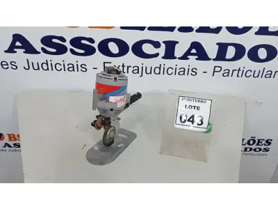 LOTE 043 - 01 MÁQUINA DE CORTAR TECIDO. (NO ESTADO) ATENÇÃO! FAZER A VISITAÇÃO ANTES DE ARREMATAR, NÃO SABEMOS SE FUNCIONA, LEILÃO NÃO TEM GARANTIA E NEM DEVOLUÇÃO, SUJEITO A POSSÍVEIS AVARIAS VISÍVEIS/OCULTAS E/OU AUSÊNCIA DE COMPONENTES.