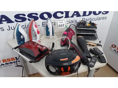 LOTE 037 - 03 APARELHOS DE DVD KARAOKÊ MARCA MONDIAL, 04 FERROS DE PASSAR, 01 RÁDIO MICRO SYSTEM MARCA MONDIAL, 01 SECADOR DE CABELO, 01 ESCOVA DE CABELO ELÉTRICA E 01 SANDUICHEIRA. (NO ESTADO) ATENÇÃO! FAZER A VISITAÇÃO ANTES DE ARREMATAR, NÃO SABEMOS SE FUNCIONA, LEILÃO NÃO TEM GARANTIA E NEM DEVOLUÇÃO, SUJEITO A POSSÍVEIS AVARIAS VISÍVEIS/OCULTAS E/OU AUSÊNCIA DE COMPONENTES.