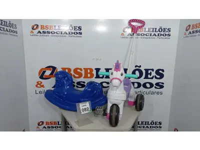 LOTE 082 - 01 TRICICLO INFANTIL DE EMPURRAR E 01 CAVALINHO DE BRINQUEDO. (NO ESTADO) ATENÇÃO! FAZER A VISITAÇÃO ANTES DE ARREMATAR, NÃO SABEMOS SE FUNCIONA, LEILÃO NÃO TEM GARANTIA E NEM DEVOLUÇÃO, SUJEITO A POSSÍVEIS AVARIAS VISÍVEIS/OCULTAS E/OU AUSÊNCIA DE COMPONENTES.