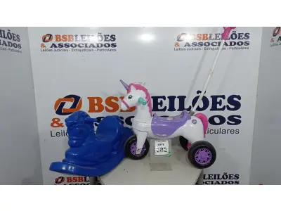 LOTE 082 - 01 TRICICLO INFANTIL DE EMPURRAR E 01 CAVALINHO DE BRINQUEDO. (NO ESTADO) ATENÇÃO! FAZER A VISITAÇÃO ANTES DE ARREMATAR, NÃO SABEMOS SE FUNCIONA, LEILÃO NÃO TEM GARANTIA E NEM DEVOLUÇÃO, SUJEITO A POSSÍVEIS AVARIAS VISÍVEIS/OCULTAS E/OU AUSÊNCIA DE COMPONENTES.