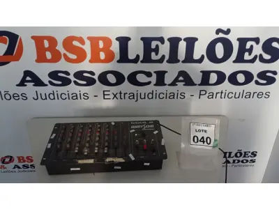 LOTE 040 - 01 MESA DE SOM 06 CANAIS MODELO MXS6 MARCA CICLOTRON. (NO ESTADO) ATENÇÃO! FAZER A VISITAÇÃO ANTES DE ARREMATAR, NÃO SABEMOS SE FUNCIONA, LEILÃO NÃO TEM GARANTIA E NEM DEVOLUÇÃO, SUJEITO A POSSÍVEIS AVARIAS VISÍVEIS/OCULTAS E/OU AUSÊNCIA DE COMPONENTES.