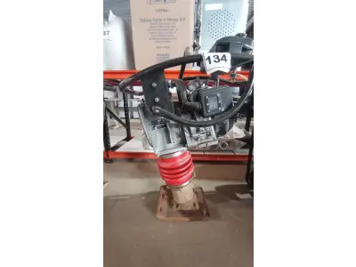 LOTE 134 - 01 COMPACTADOR DE SOLO MENEGOTTI RAM 75 GASOLINA. (NO ESTADO, NÃO SABEMOS SE FUNCIONA. LEILÃO NÃO TEM GARANTIA E NEM DEVOLUÇÃO, SUJEITO A POSSÍVEIS AVARIAS VISÍVEIS/OCULTAS E/OU AUSÊNCIA DE COMPONENTES)